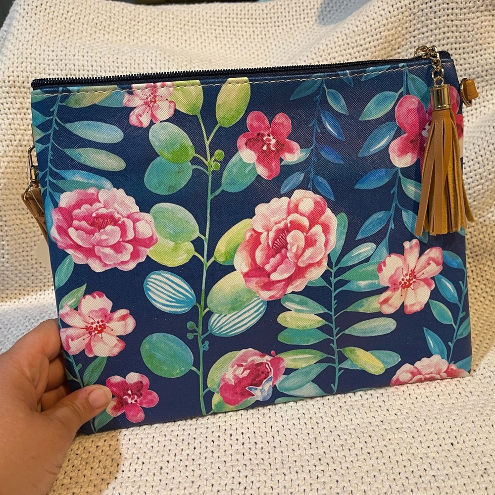 🐙L.I.B New York Crossbody/Wristlet Floral bag